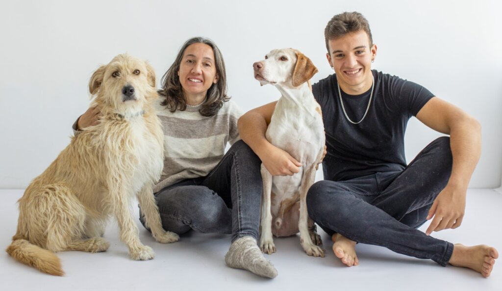 Imagen de sesión familiar con perros